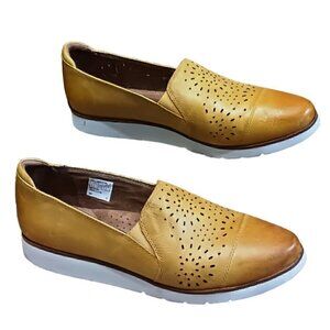 Cobb Hill women tan flat loafers Size 10